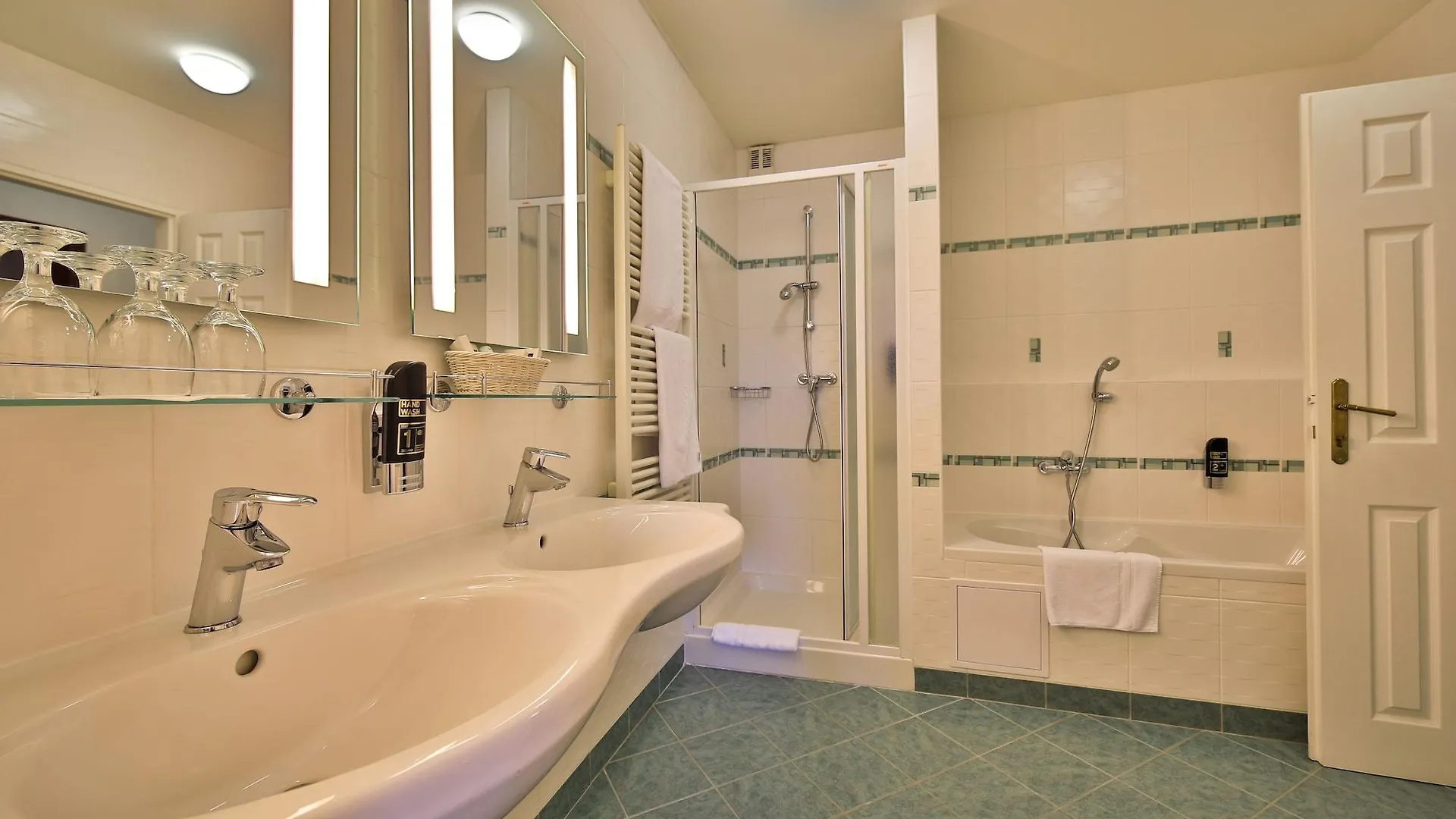 Hotel Meteor Plaza Prague 4*,